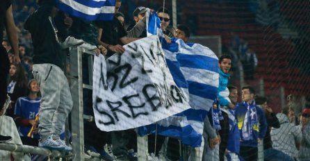Grci tvrde: Sramni transparent o Srebrenici došao je iz Srbije!