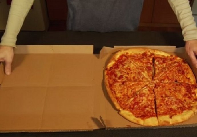 Izgleda kao obična kutija za pizzu, ali ono što je napravio od nje je genijalno (VIDEO)