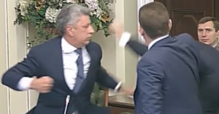 Žestoka tuča u ukrajinskom parlamentu, zastupnici se tukli pesnicama [VIDEO]