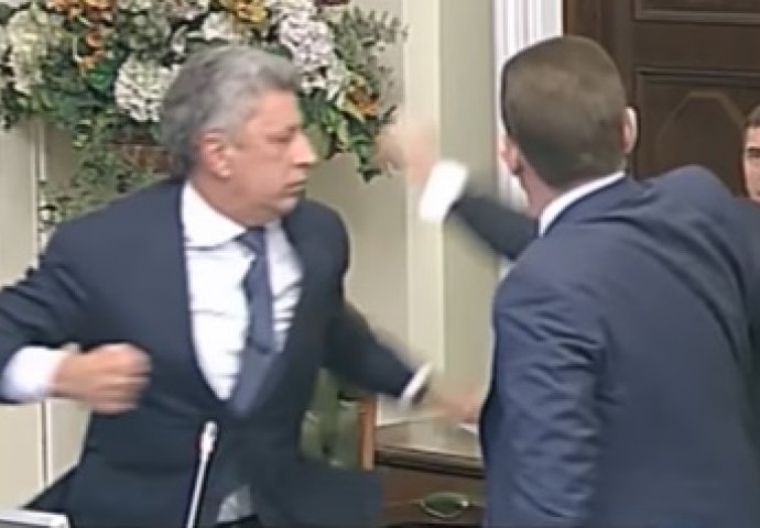 Žestoka tuča u ukrajinskom parlamentu, zastupnici se tukli pesnicama [VIDEO]