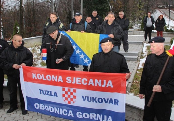 Kolona sjećanja: Tuzlaci krenuli pješke ka Vukovaru