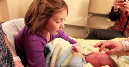 6-godišnja djevojčica prvi put susreće novorođenog brata, njena reakcija će vam rastopiti srce (VIDEO)