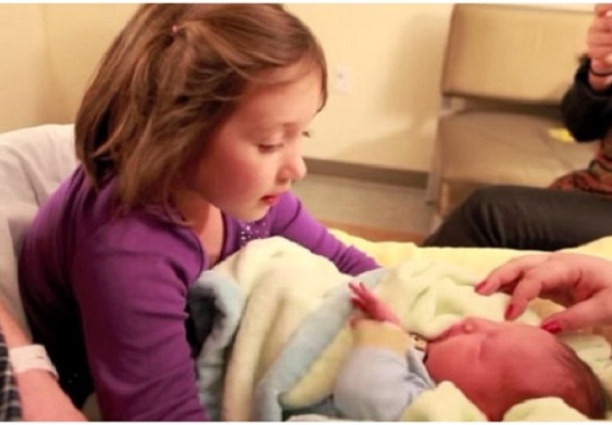 6-godišnja djevojčica prvi put susreće novorođenog brata, njena reakcija će vam rastopiti srce (VIDEO)