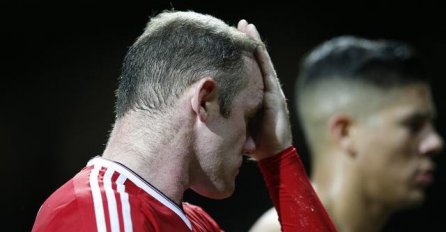Šta se događa s Rooneyjem: Povreda ili je ovo teško pijanstvo?!