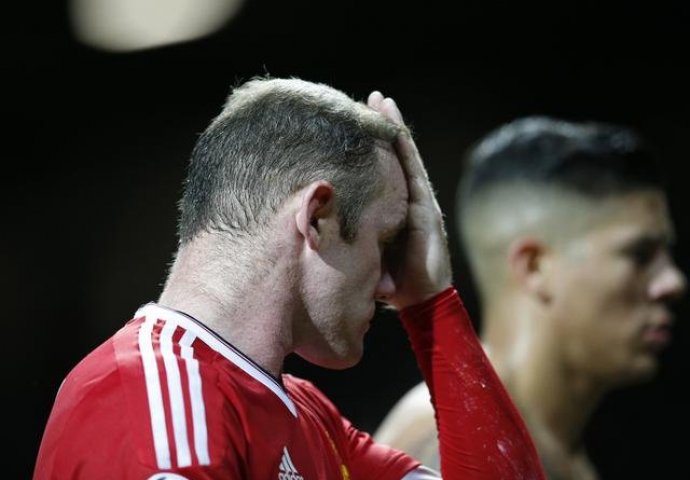 Šta se događa s Rooneyjem: Povreda ili je ovo teško pijanstvo?!