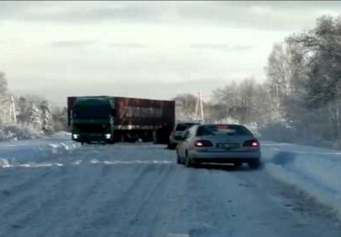 Snijeg je blokirao cestu i svi su morali stati, a onda je naišao ovaj vozač i pokazao svima (VIDEO)