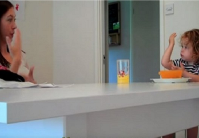 Razgovor ove gluhe djevojčice sa svojom majkom tokom ručka će vam rastopiti srce (VIDEO)