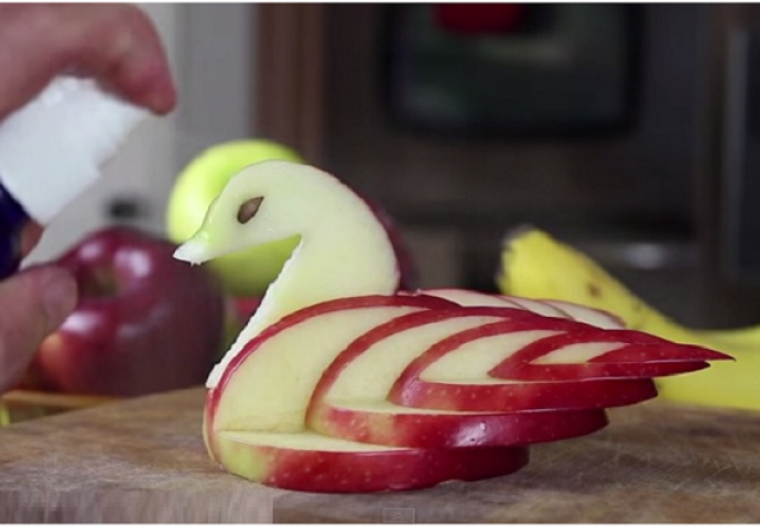 Genijalan kuhinjski trik: Evo kako da napravite ukras od jabuke u obliku labuda (VIDEO)