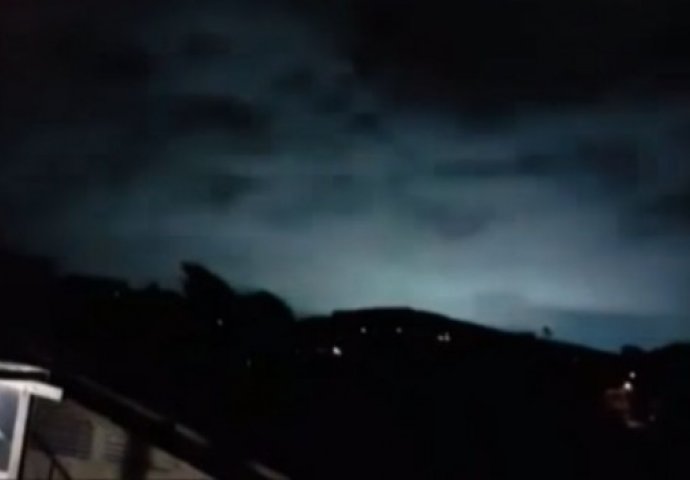 Dok je zemljotres uništavao sve, na nebu se pojavila misteriozna svjetlost (VIDEO)