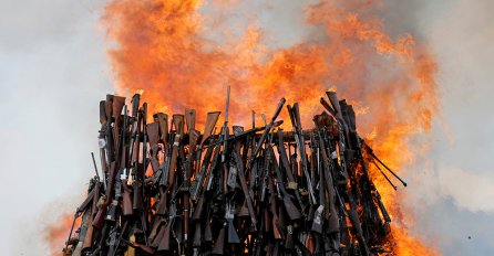 Spaljivanje oružja u Keniji [FOTO]