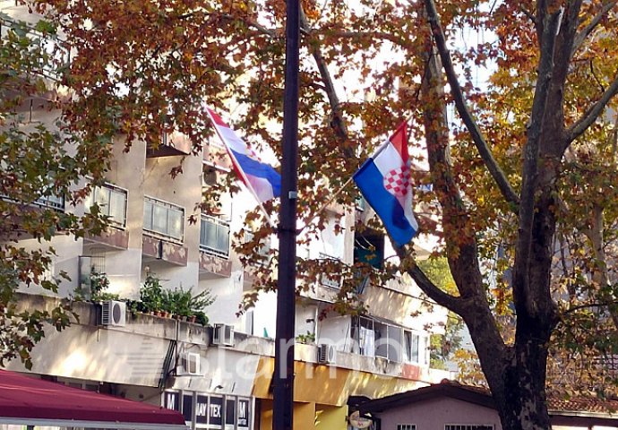 U Mostaru se vijore zastave Herceg-Bosne