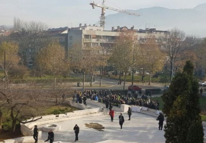 Radnici Željezare Zenica protestuju ispred Vlade FBiH