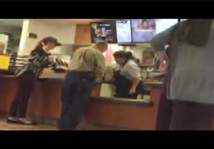 Kasirka u Mc Donald's-u vrisnula kada je vidjela račun ovog čovjeka (VIDEO)