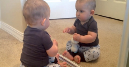 Beba se prvi put ošišala, pogledajte njenu urnebesnu reakciju (VIDEO)