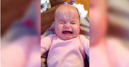 Roditelji imaju presmiješan način da smire svoju bebu, pogledajte kako (VIDEO)