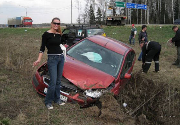 Šta sve očekivati kada dame sjednu za volan? Nije to baš neka ljubavna priča (FOTO)