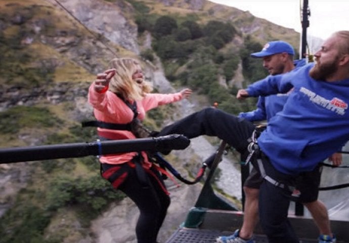 Šutnuo je djevojku u provaliju, ali dobro obratite pažnju šta se onda desilo (VIDEO)