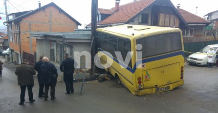 Sarajevsko naselje Hrid: Minibus sletio s ceste, povrijeđen vozač i sedam putnika [FOTO]