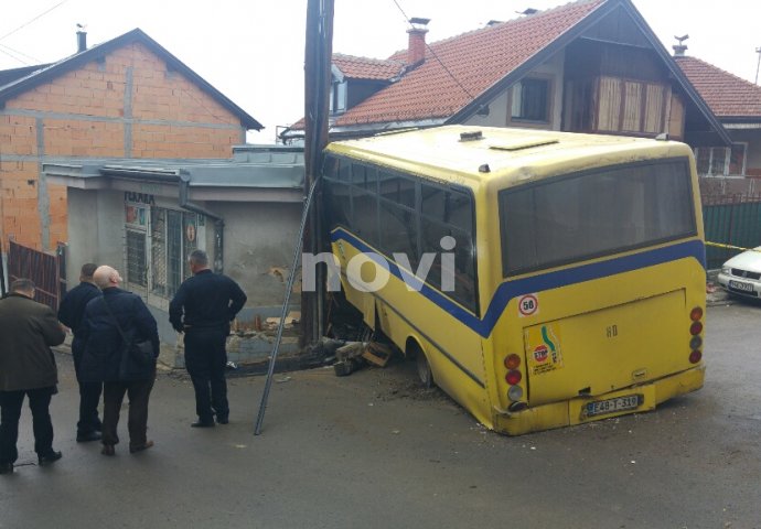 Sarajevsko naselje Hrid: Minibus sletio s ceste, povrijeđen vozač i sedam putnika [FOTO]