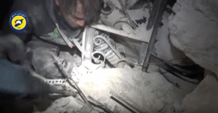 Spašavanje sirijskoj dječaka iz ruševina nakon bombardovanja