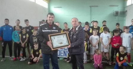 Velika gesta: Edo Hasanbegović uručio sportsku opremu Školi fudbala 'Respekt'