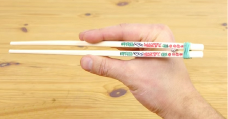 Vezao je gumicom štapiće za jelo: Kada vidite zašto, i vi ćete uraditi isto (VIDEO)