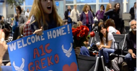 Strpljivo je čekala na aerodromu, a onda je dobila izenađenje života (VIDEO)