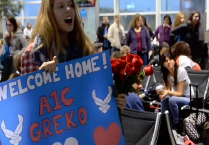 Strpljivo je čekala na aerodromu, a onda je dobila izenađenje života (VIDEO)
