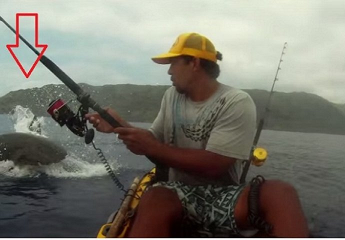 Pogledajte šta mu se dogodilo: Krenuo je u ribolov svojim kajakom, a onda doživio šok života (VIDEO)