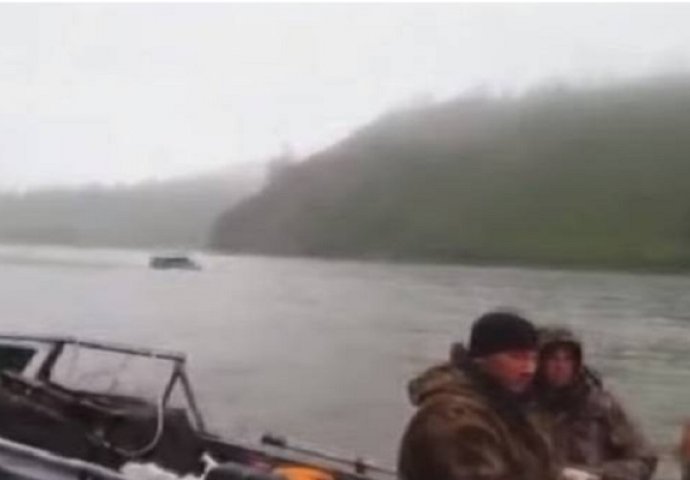 Nećete vjerovati svojim očima: Pecali su i odjednom je iz vode izašlo ovo "stvorenje" (VIDEO)