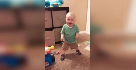 Napravio je svoje prve korake, a onda prsnuo u smijeh kada je primjetio ovo (VIDEO)