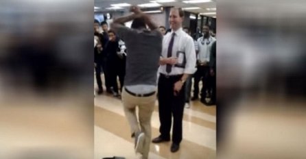 Izazvao je profesora na plesni dvoboj, ali ovakvu reakciju nije očekivao (VIDEO)