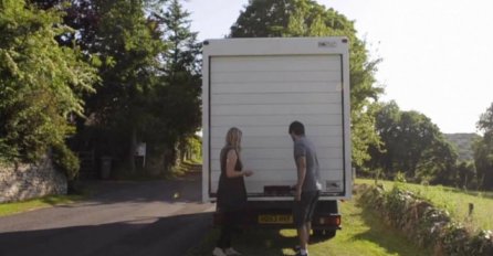 Prodali su kuću da bi živjeli u ovom kombiju! Ako mislite da su ludi, čekajte da vidite unutrašnjost (VIDEO)