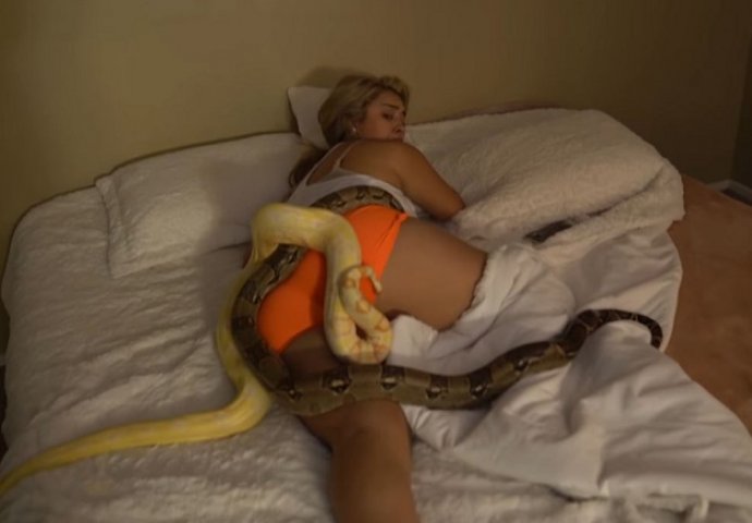 Najgori dečko ikada: Djevojka spavala, a on na nju istresao dvije velike zmije! (VIDEO)