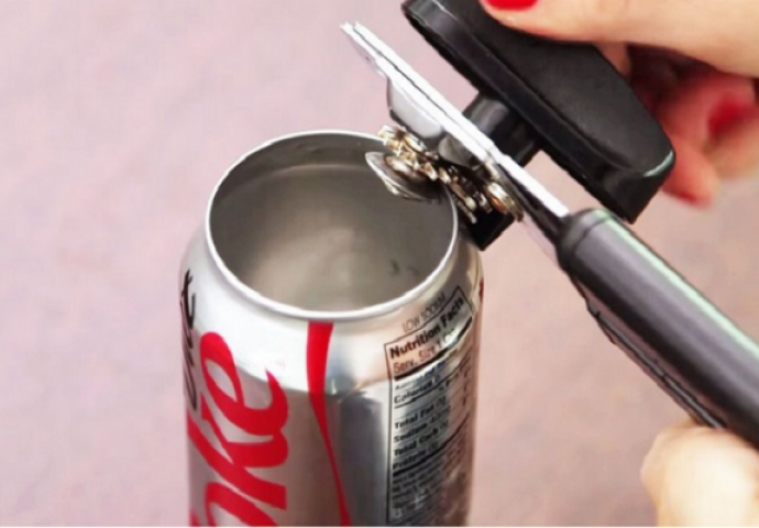 Odrezala je vrh limenke Coca-Cole: Kada vidite šta je napravila, uradit ćete isto (VIDEO)