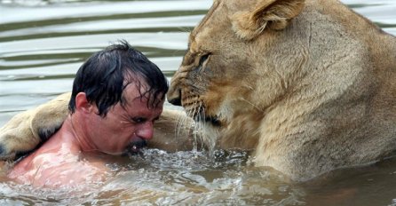 Pokušao je zagrliti lava, a onda se desilo nešto nevjerovatno (VIDEO)