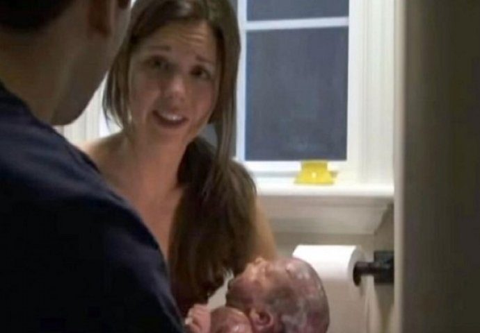 Mama je rodila u kupaonici, onda je suprug primjetio nešto što ga je šokiralo do srži (VIDEO)