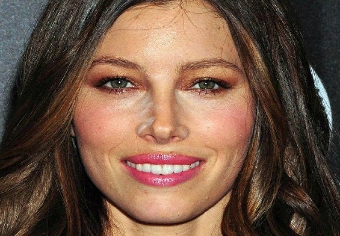 Koji kiks: 8 slavnih dama koje je puder obrukao na crvenom tepihu