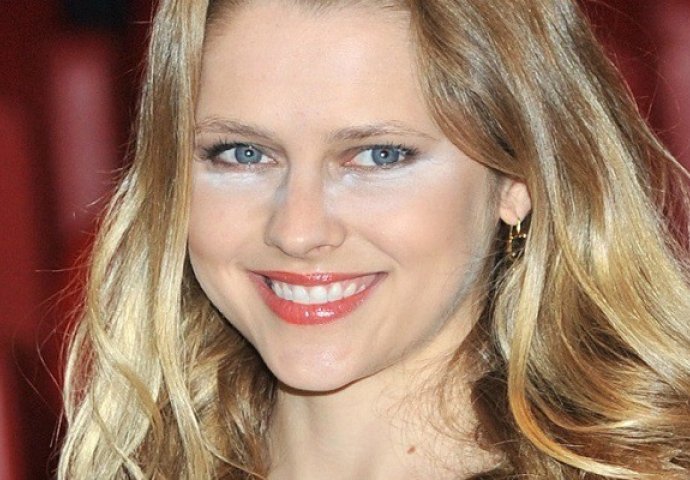 Koji kiks: 8 slavnih dama koje je puder obrukao na crvenom tepihu