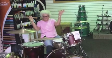 Sjedokosa baka ušla u trgovinu muzičkih instrumenata, a onda se desilo ovo (VIDEO)