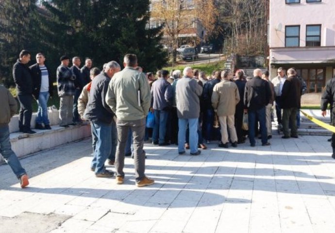 Radnici Krivaje Mobel pred zgradom Vlade FBiH