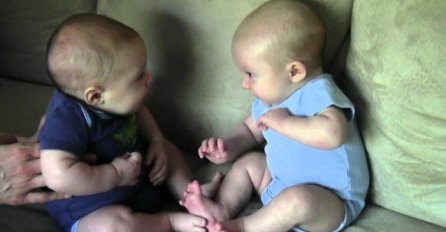 Rekacija blizanaca će vas oduževiti: Jedanaest sedmica nakon rođenja napokon su uočili jedan drugog (VIDEO)