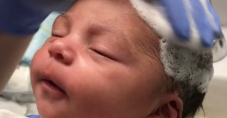 Dnevna doza slatkoće: Bebi su prvi put oprali kosu, a snimak je raznježio svijet (VIDEO)