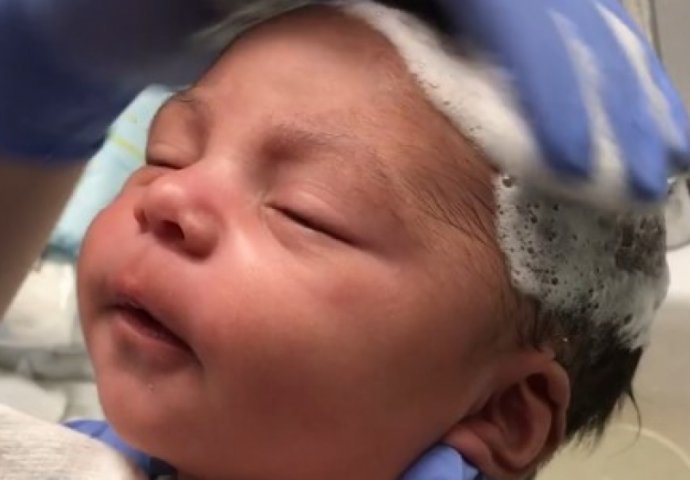 Dnevna doza slatkoće: Bebi su prvi put oprali kosu, a snimak je raznježio svijet (VIDEO)