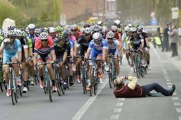 paparaco-se-po-svemu-sudeci-pretvorio-u-akrobatu-kako-bi-uslkao-savrsenu-fotografiju-bez-obzira-4