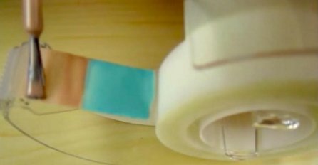 Stavila je lak za nokte na selotejp traku, način na koji ju je iskoristila je genijalan (VIDEO)