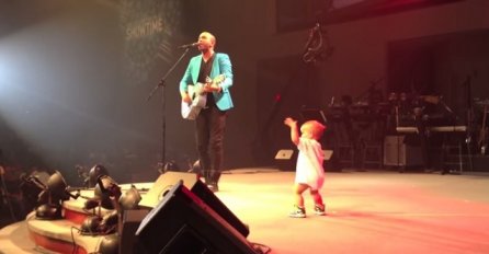 Mala beba je izašla na pozornicu i ukrala tatin show svojim plesnim pokretima (VIDEO)