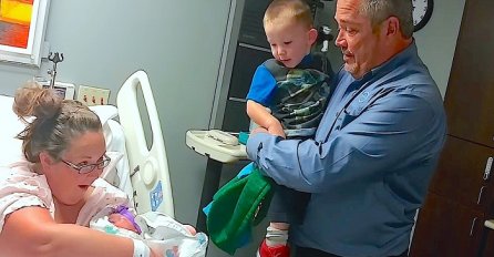 Mama milovala novorođenče pod dekicom, a onda ju je otkrila kako bi djedu poručila važnu vijest (VIDEO)