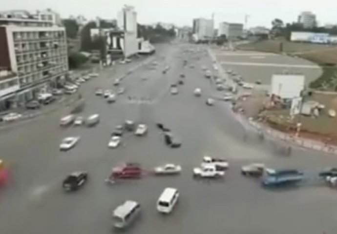 Haotično: Evo kako izgleda saobraćaj bez semafora! (VIDEO)