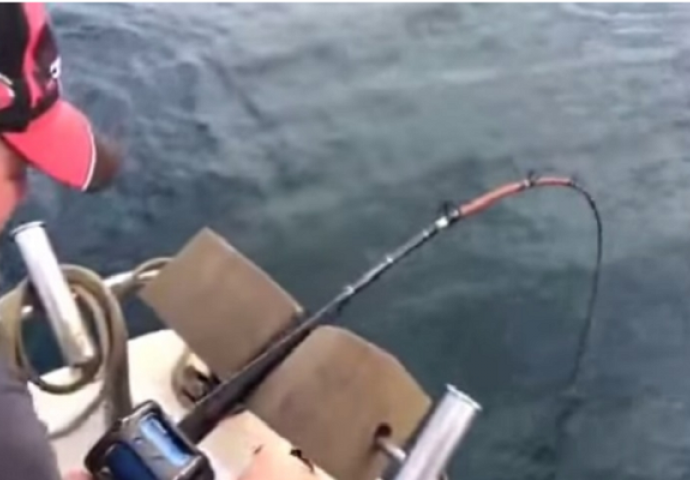 Upecao je ogromnu ribu, a onda doživio šok kada ju je pokušao izvući iz vode (VIDEO)